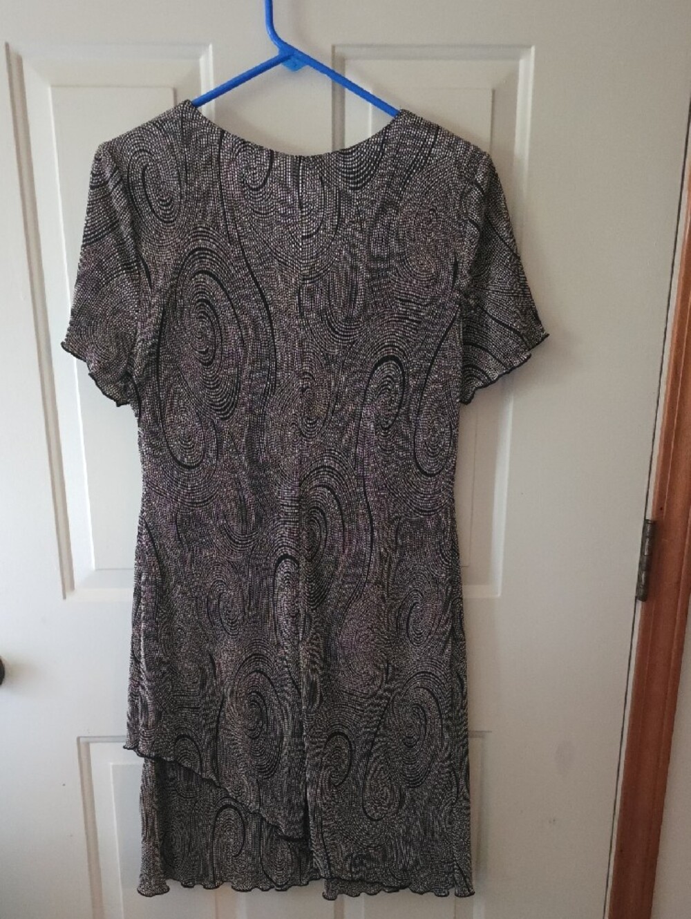Black V‑Neck Swirl Short Sleeve Dress - Picture 3 of 3